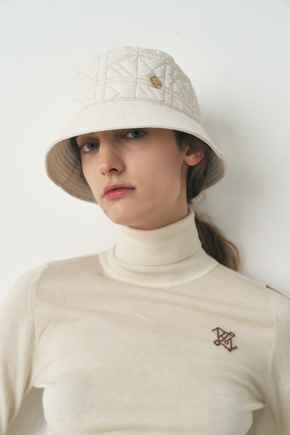 LOGO QUILTED BUCKET HAT, IVORY