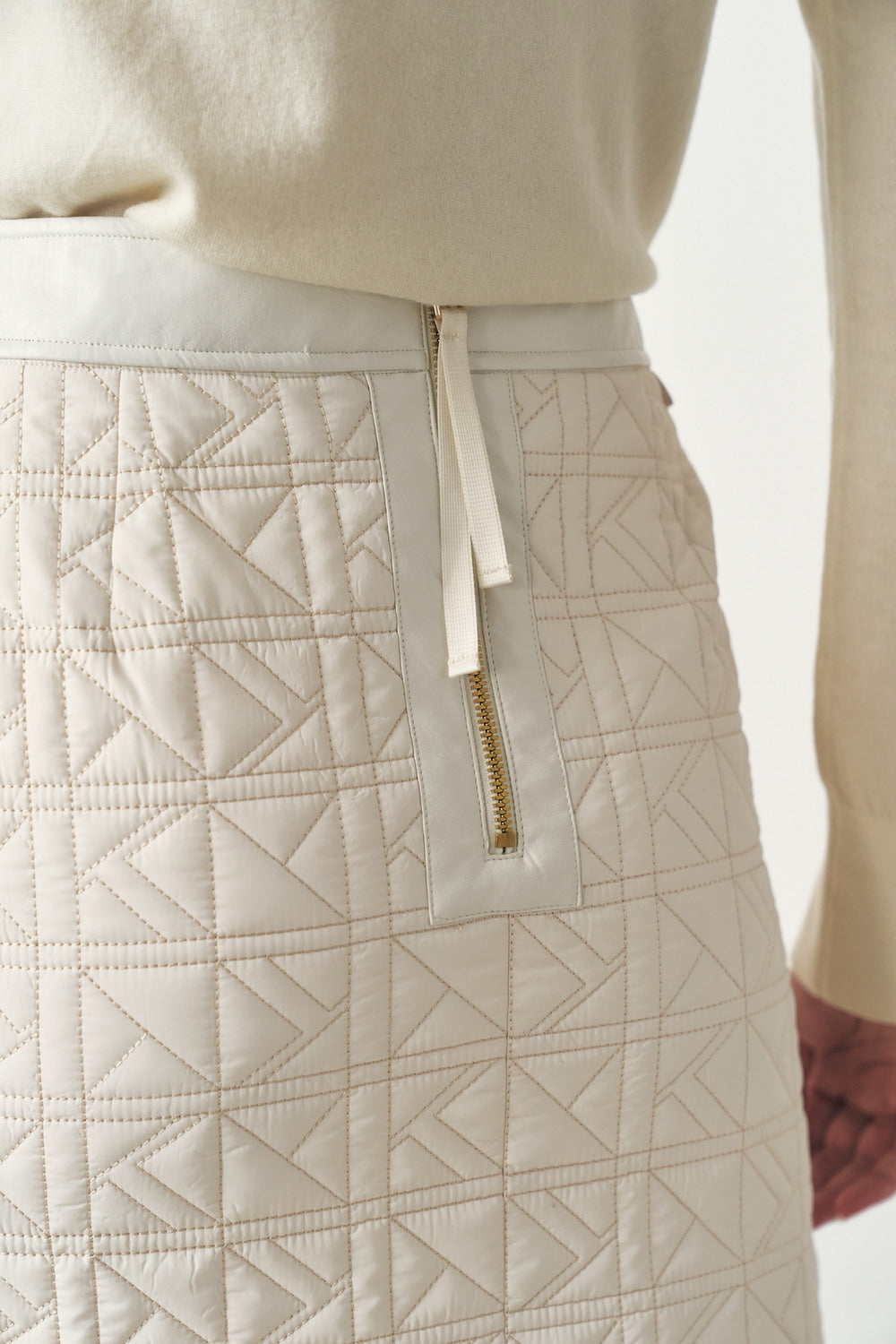 SIGNATURE LOGO QUILTED SKIRT, IVORY