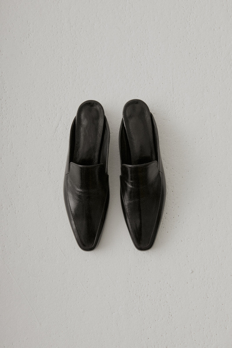31 glossy crack leather mule (black) - LINGER GALLERY